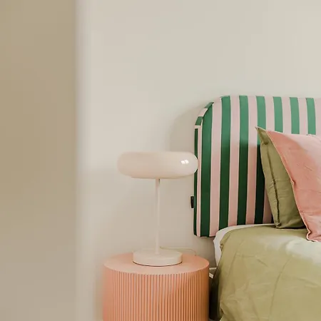 アパート Paroles Paroles Holidays